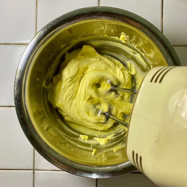 Campurkan butter mix, telur dan gula halus, lalu mixer hingga tercampur rata.