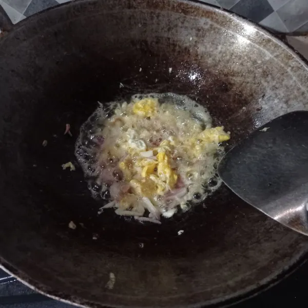 Buat telur orak arik sampai matang, masukan bawang merah dan bawang putih, masak sampai matang.