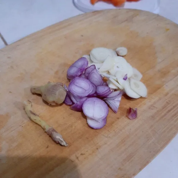 Siapkan irisan bawang merah, bawang putih dan temu kunci geprek.