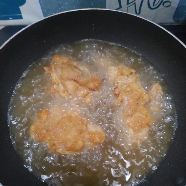 Panaskan minyak lalu goreng ayam sampai matang. Angkat dan tiriskan, lalu siap disajikan.