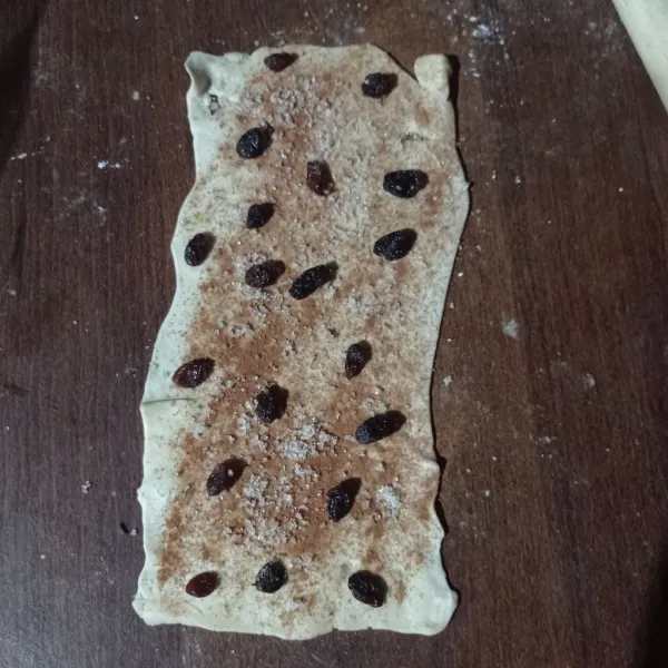 Taburi gula pasir, kayu manis bubuk dan kismis.