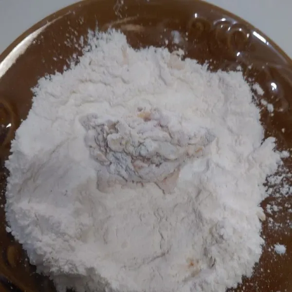 Kemudian masukan kedalam tepung kering, sambil ditekan-tekan agar tepung menempel.