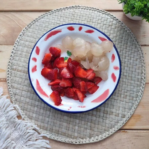 Pisahkan kelengkeng dengan bijinya, potong-potong buah strawberry.