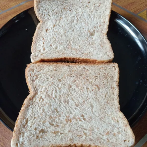 Siapkan roti tawar gandum.