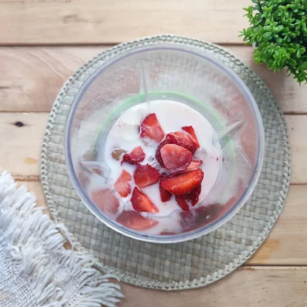 Masukkan buah strawberry, kelengkeng, madu, yogurt plain dan susu evaporasi kedalam jar blender.