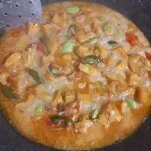 Tuang santan, tambahkan garam dan gula aduk rata.