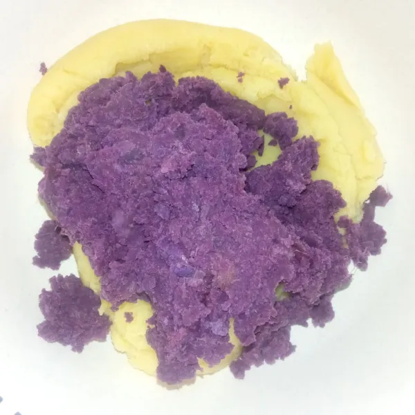 Tambahkan ubi ungu kedalam adonan tepung, aduk merata. Diamkan sampai suhu ruang.