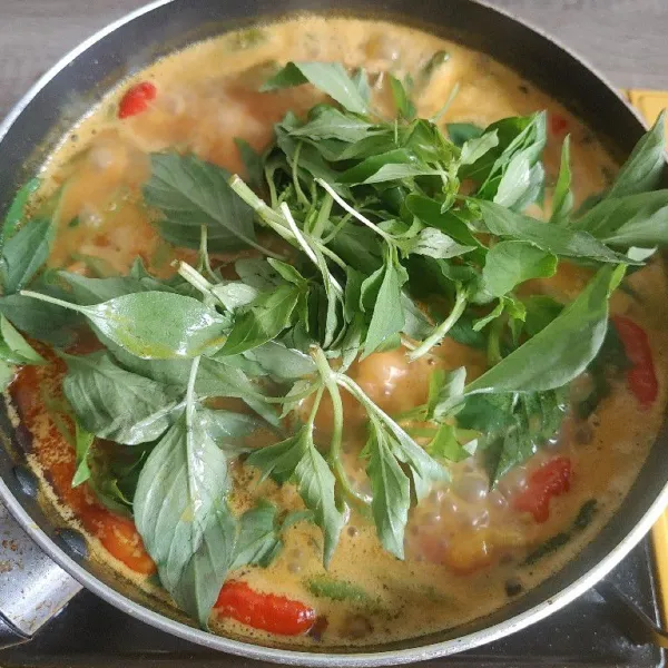 Terakhir masukan kemangi, masak sebentar lalu angkat dan siap dihidangkan.
