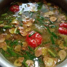 Sentuhan terakhir, taburi bawang putih dan bawang merah goreng. Kuah soto siap.