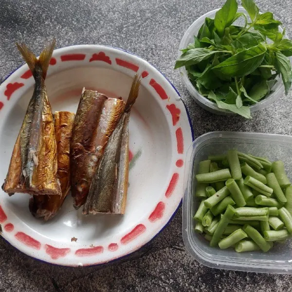 Siapkan bahan-bahannya, ikan tuna potong menjadi dua bagian. Siangi kemangi dan untuk buncis potong-potong sepanjang 1 cm.