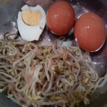 Sembari membuat kuah soto tadi, kita rebus tauge, kita rebus telur (kupas, belah jadi 2).