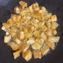 Goreng kulit nangka tapi jangan terlalu kering.