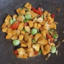 Masukkan kulit nangka dan pete.
