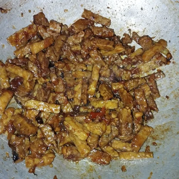 Masukkan tempe, aduk hingga rata dengan bumbu, masak hingga meresap.