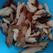Panaskan minyak, goreng ayam hingga matang, lalu suwir-suwir dagingnya, sisihkan.