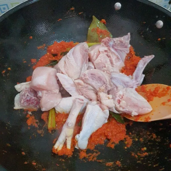 Masukkan ayam, masak hingga berubah warna.