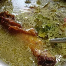Siapkan panci rebus. Masukkan air kaldu rebusan ayam tadi. Tambahkan air hingga mencapai total 3 L. Masukkan tulang ayam (yang dagingnya sudah disuwir-suwir tadi). Masukkan bumbu yang sudah ditumis. Tunggu mendidih.