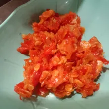 Kita juga bisa buat sambalnya. Goreng semua bahan sambal, lalu haluskan.