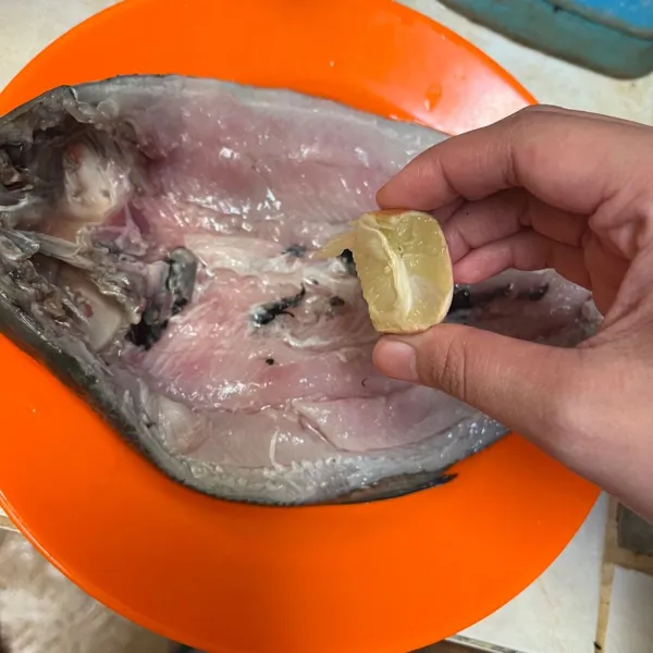 Lumuri ikan dengan jeruk nipis agar tidak bau amis.