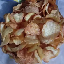 Panaskan secukupnya minyak, goreng irisan kentang hingga kering (seperti keripik kentang), sisihkan.