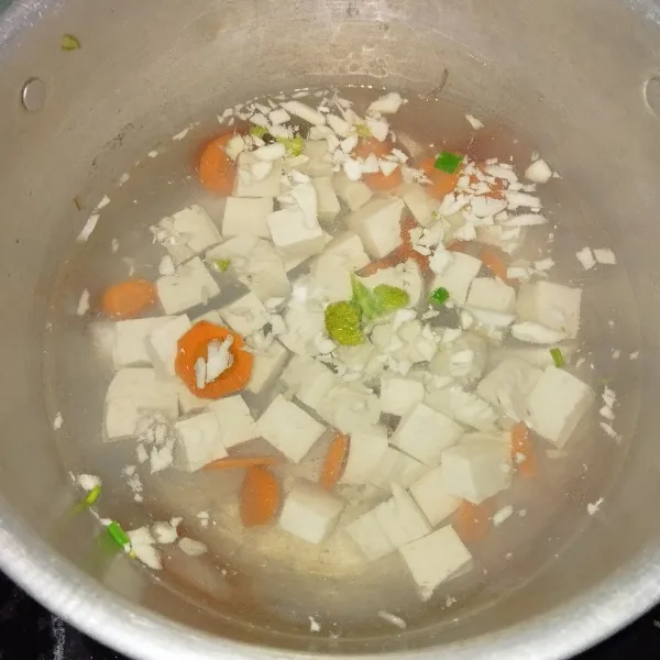 Masukkan tahu, disusul jamur kuping. Beri garam, gula, penyedap rasa, dan lada bubuk. Masak hingga benar-benar matang.