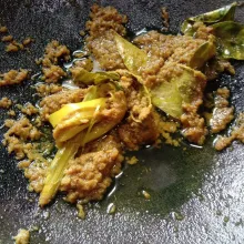 Haluskan bawang merah, bawang putih, kemiri, jahe, lengkuas, kunyit, pala, jintan dan cengkeh, sisihkan. Panaskan sedikit minyak, tumis bumbu halus, tambahkan kayu manis, serai, daun jeruk dan daun salam. Tumis hingga bumbu berubah warna. Tambahkan pula gula dan garam.