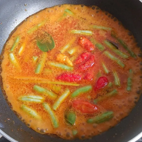 Masukan buncis aduk sebentar lalu tuang air dan masukan cabe rawit utuh. Masak sampai mendidih dan sayur matang.