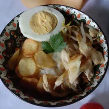 Siapkan mangkuk saji. Letakkan nasi, keripik kentang, taoge rebus, telur rebus, daging ayam suwir, siram dengan kuah soto. Sajikan dengan sambal, kecap manis, potongan jeruk nipis dan kerupuk udang. Soto siap dinikmati.
