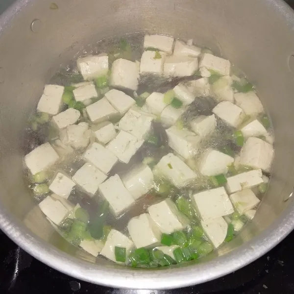 Masukkan daun bawang, matikan kompor. Siap disajikan.
