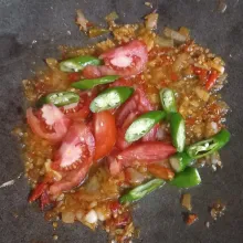 Masukkan cabai hijau dan tomat.