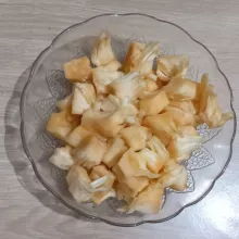 Kupas kulit luar dari kulit nangka, gunting sulur-sulurnya biar tidak kepanjangan cuci bersih potong-potong.