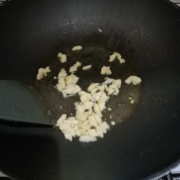 Panaskan minyak goreng, tumis bawang putih hingga harum.