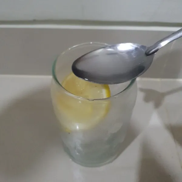 Lalu masukan 2 sdm air perasan jeruk lemon.