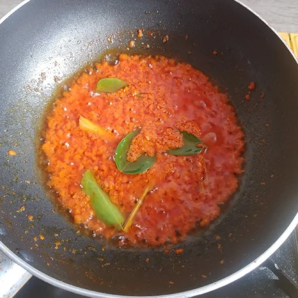 Panaskan minyak tumis bumbu halus dengan ditambahkan daun jeruk dan serai dan masak bumbu sampai matang, harum dan tanak.
