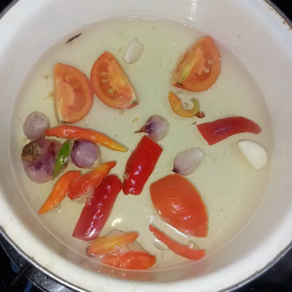 Rebus bawang, cabai dan tomat hingga matang.