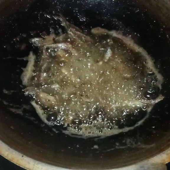 Pertama goreng ikan, tahu, dan rimbang kemudian sisihkan.