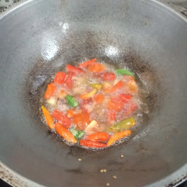 Goreng bahan sambal, setelah layu tambahkan kemangi, aduk rata.