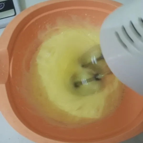 Mixer telur, gula pasir, SP dan vanili sampai mengental berjejak.