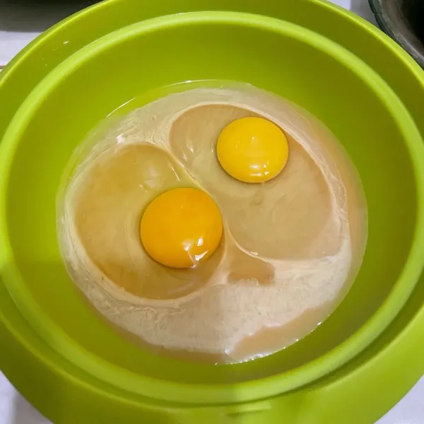 Campur telur, kental manis, dan garam dalam mangkuk, aduk hingga tercampur rata.