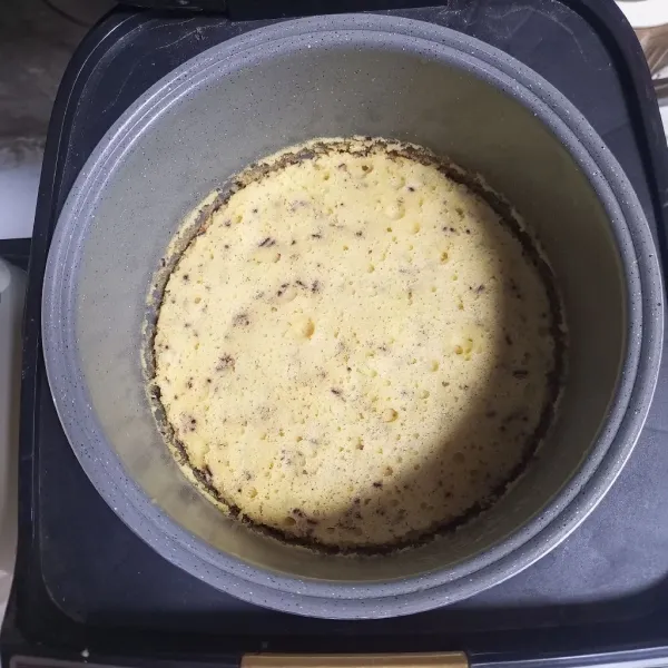 Masukkan adonan ke dalam wadah rice cooker yang sudah dioles margarin. Lalu masak dengan rice cooker mode cake. setelah matang keluarkan dari wadah.