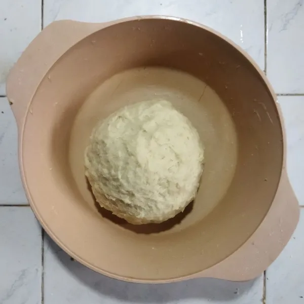 Membuat kulit B: Campur tepung beras dengan margarin dalam wadah kemudian uleni hingga benar-benar tercampur rata lalu bagi adonan menjadi 4 bagian sama rata.