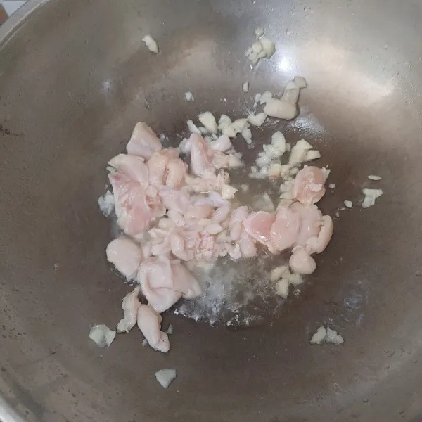 Tumis bawang putih hingga harum, masukan daging ayam masak sampai matang.
