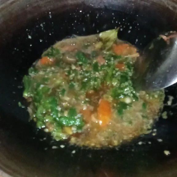 Panaskan minyak kemudian masak bahan cabe hingga matang, jangan lupa tambahkan garam dan gula pasir.