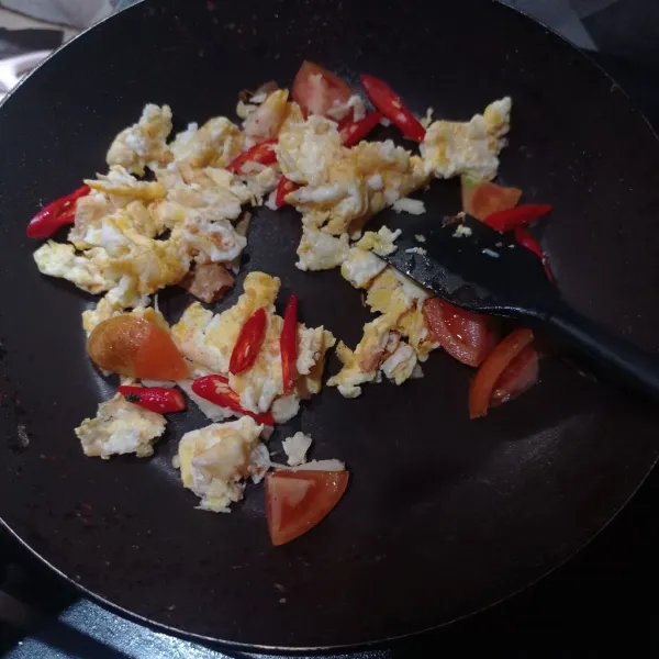 Buat telur orak arik tanpa minyak sampai matang, beri minyak masukan bawang putih, cabe dan tomat masak sampai matang.