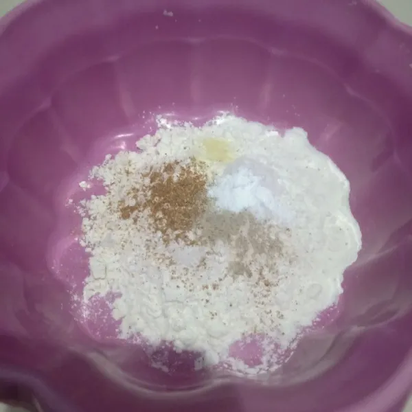 Campur bahan tepung aduk hingga rata.