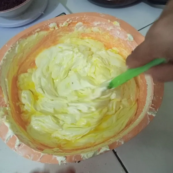 Masukkan margarin leleh lalu aduk dengan spatula sampai rata dan tidak ada yang mengendap.