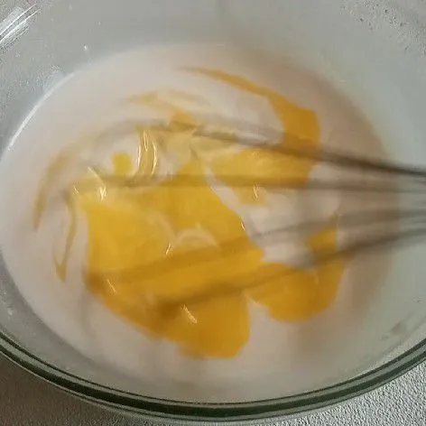 Masukan butter cair ke dalam adonan, aduk merata.