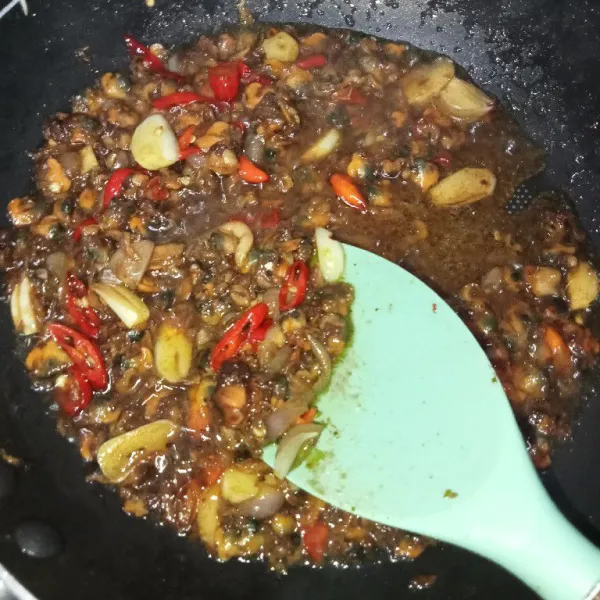 Masak hingga air sedikit menyusut, tes rasa, matikan api dan sajikan.