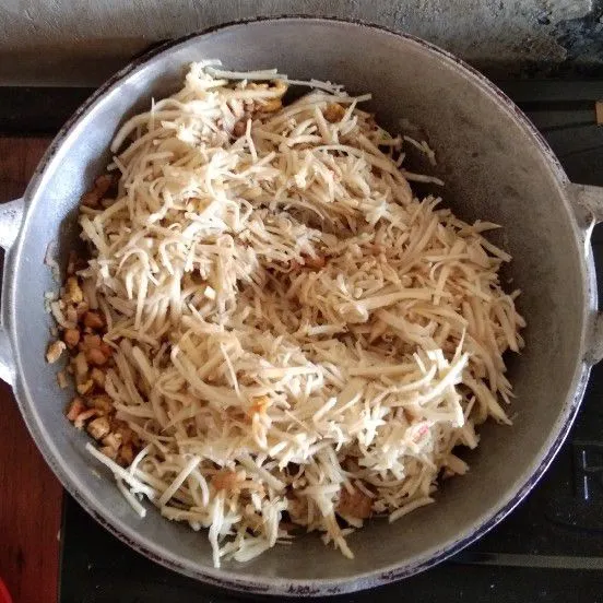 Tumis bawang putih dengan minyak hingga matang dan tercium aromanya. Masukkan rebung, tumisan crab dan ayam. Aduk hingga merata.