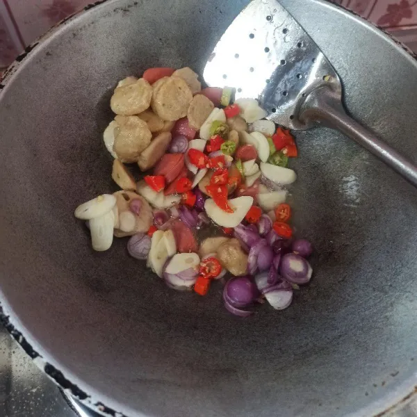 Selanjutnya masukkan bawang merah, bawang putih dan cabe rawit masak hingga harum dan matang.